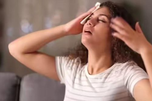 Đổ mồ hôi quá nhiều: Là do căng thẳng, hormone hay vấn đề gì nghiêm trọng hơn?