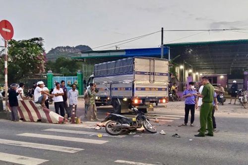 Thiếu niên 16 tuổi tử vong khi điều khiển xe máy va chạm ô tô