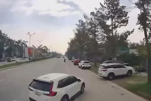 Ô tô con liên tục chuyển làn gây mất an toàn giao thông
