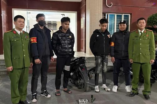 Bắt giữ hai đối tượng mang kiếm và bình xịt hơi cay