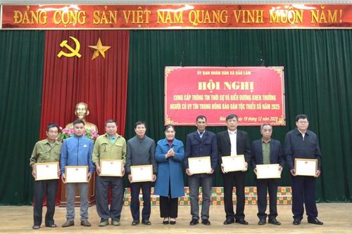 Các xã cung cấp thông tin cho người có uy tín, trao bò giống và tập huấn chăn nuôi cho đồng bào dân tộc thiểu số