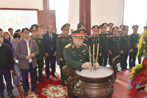 Chủ nhiệm Tổng cục Chính trị QĐND Việt Nam Nguyễn Trọng Nghĩa dâng hương tưởng niệm Đại tướng Võ Nguyên Giáp