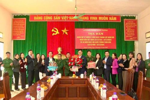 Các chi bộ thuộc Đảng bộ Văn phòng Tỉnh ủy thăm, tặng quà Đồn Biên phòng Xuân Trường