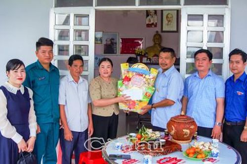 Xã Phan Ngọc Hiển thăm, tặng quà gia đình có công