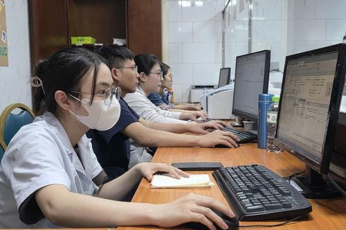 Cử tri phản ánh lương khởi điểm của bác sĩ 2,34 chưa tương xứng, Bộ Y tế nói gì?