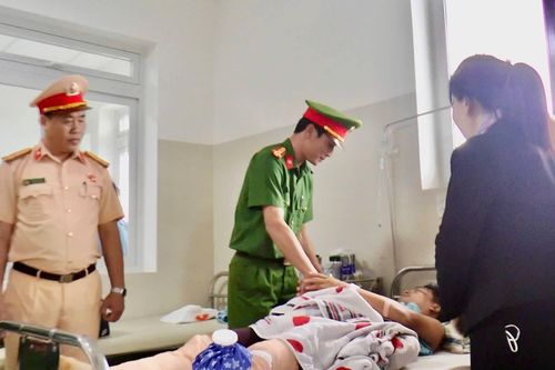 'Quái xế' lái mô tô tông thẳng vào Tổ công tác 911 khiến một CSGT gãy chân