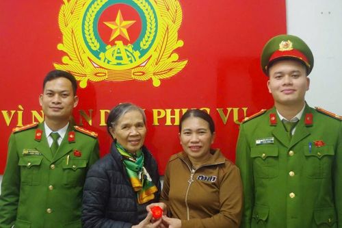 Phát hiện vàng trong két sắt, người thu mua phế liệu mang nộp công an