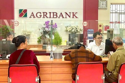 Biểu hiện bất thường cụ bà đến phòng giao dịch rút hơn 800 triệu đồng cho con gái mua đất