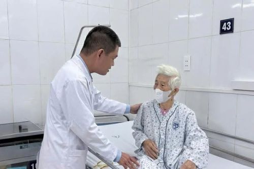 Bệnh viện Xanh Pôn điều trị thành công ca bệnh 105 tuổi viêm túi mật hoại tử - sỏi ống mật chủ bằng phẫu thuật nội soi