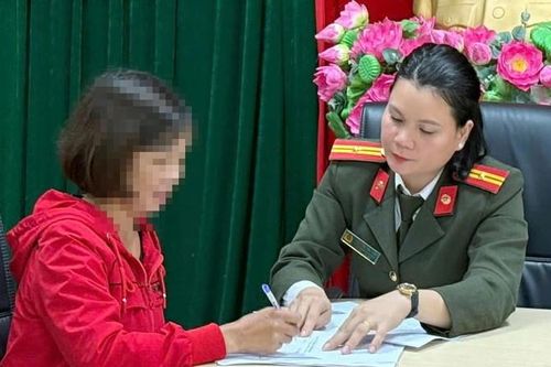 Công an Thái Nguyên xử lý người phụ nữ ngồi lên cờ khi xem bóng đá