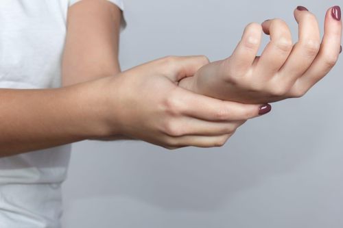 Tay luôn tê mỏi, đau bàn tay là dấu hiệu bệnh gì?
