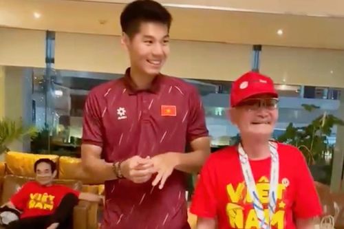 Cầu thủ U22 Việt Nam được ông ngoại thưởng nóng nhẫn vàng 5 chỉ
