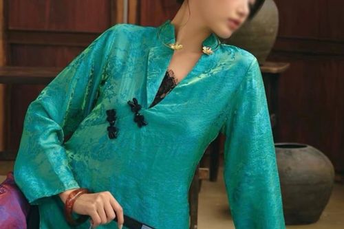 TikToker TP.HCM xin lỗi vụ 'áo dài' Tết bị chỉ trích thô tục