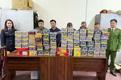 Bắt giữ 13 đối tượng buôn bán, tàng trữ hàng cấm và trốn truy nã
