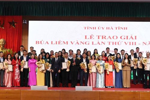 Vinh danh 27 tác phẩm xuất sắc Giải Búa liềm vàng Hà Tĩnh 2025