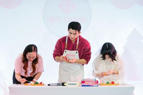 Jun Phạm cùng người hâm mộ tổ chức Noel gây quỹ cho chương trình mổ tim miễn phí