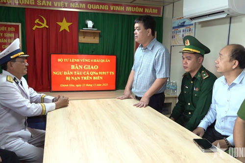 Bàn giao 52 ngư dân gặp nạn trên biển cho gia đình và địa phương