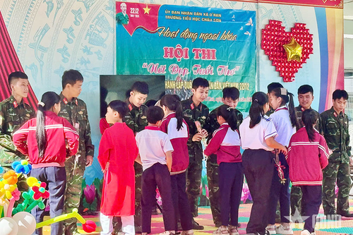 'Nét đẹp tuổi thơ' - ấm áp nghĩa tình quân dân vùng lũ