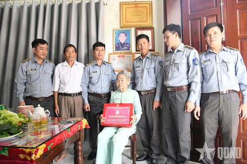 Chi đội Kiểm ngư số 3 tổ chức 'Bữa cơm tri ân' tại gia đình Bà mẹ Việt Nam anh hùng