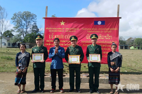 Xây dựng công trình 'Nghĩa tình nơi biên giới Việt Nam - Lào'