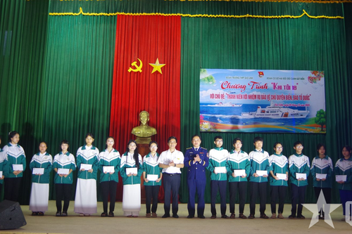 Hải đội 202 góp phần bồi đắp tình yêu biển, đảo cho thế hệ trẻ Quảng Trị
