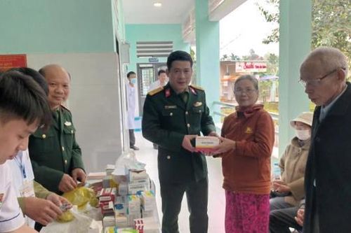 Tấm lòng của thầy thuốc quân y với nhân dân xã vùng biển Lộc An