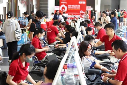 Sinh viên TP. HCM tham gia hiến máu tại Ngày hội hiến máu tình nguyện 'Chủ nhật Đỏ'
