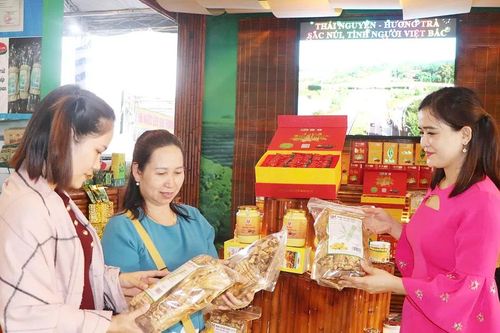 Thị trường mua sắm cuối năm 'nóng' dần