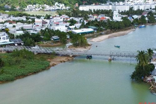 Sửa chữa cầu thép nối hai cồn ở trung tâm Nha Trang
