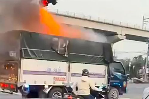 Tài xế nhanh trí lái xe đang cháy đến trụ sở cảnh sát nhờ hỗ trợ