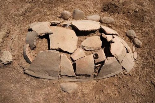 Hạn hán lộ ra 40 ngôi mộ cổ 2.300 tuổi ở Iraq