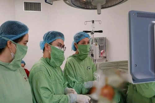 Can thiệp đặt shunt màng phổi cho thai nhi IVF ngay trong bụng mẹ