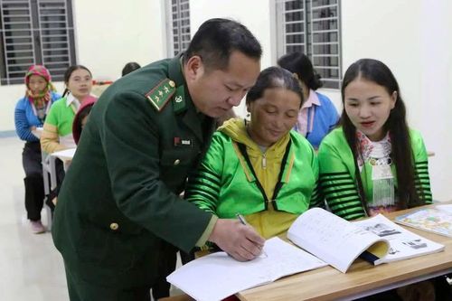 Từ theo mẹ học chữ trong đêm đến người lính biên phòng đứng lớp