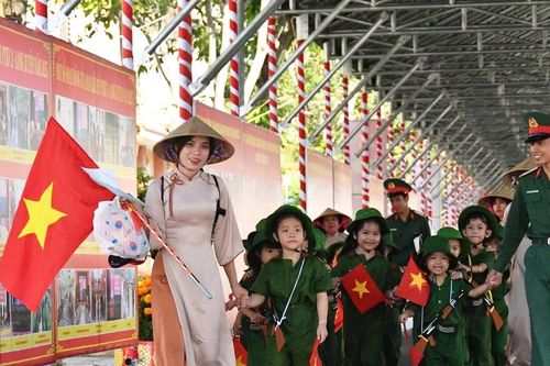 Gần 300 'chiến sĩ tí hon' hào hứng tham quan Bộ Chỉ huy quân sự tỉnh An Giang