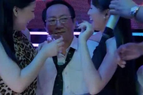 Gia đình trái dấu tập 10: Ông Phi gặp rắc rối tại quán karaoke