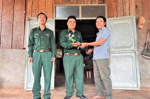 Vận động người dân giao nộp hàng chục khẩu súng tự chế