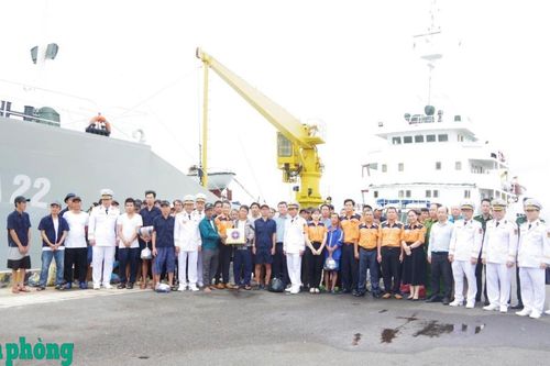 52 ngư dân gặp nạn trên vùng biển Trường Sa được đưa về bờ an toàn