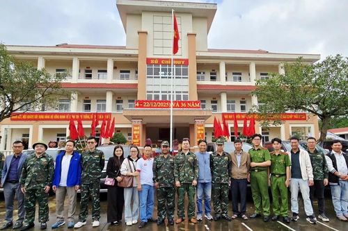 Ban Chỉ huy Phòng thủ khu vực 4 thăm hỏi nhân dân và chiến sĩ đang giúp dân khắc phục hậu quả thiên tai