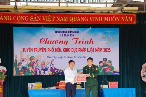 Gần 300 học sinh được giáo dục truyền thống Quân đội nhân dân Việt Nam