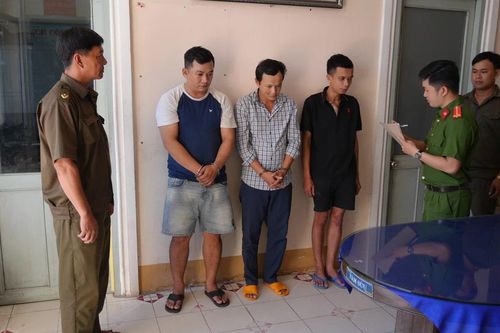 Đối tượng truy nã bị bắt khi đang dùng ma túy với bạn