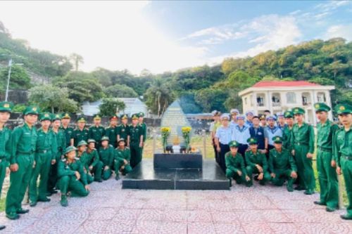 Đảo tiền tiêu Hòn Khoai rực khí thế ngày thành lập quân đội