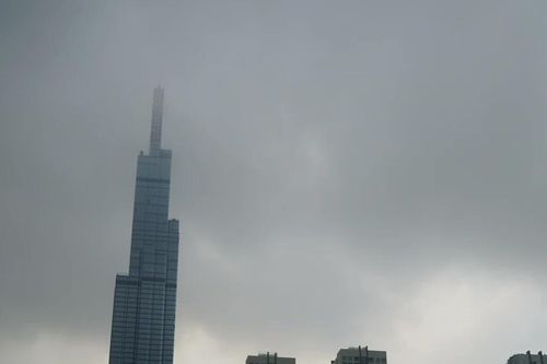 Sương mù phủ TPHCM, nhiều tòa nhà cao tầng mờ ảo trong màn sương