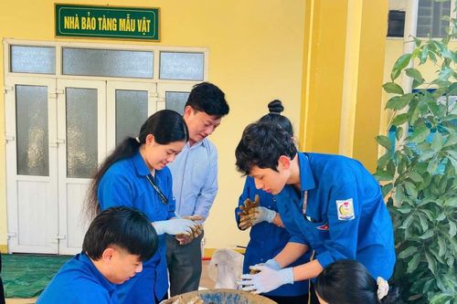 Thanh niên Hà Tĩnh chung tay làm 'bom hạt giống' để tái sinh rừng