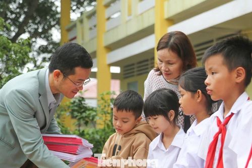 Những phần quà nghĩa tình tiếp sức học sinh vùng cao Đắk Lắk vượt khó học tốt