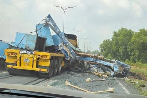 Thót tim cảnh xe đầu kéo gặp sự cố, hàng hóa văng tung tóe
