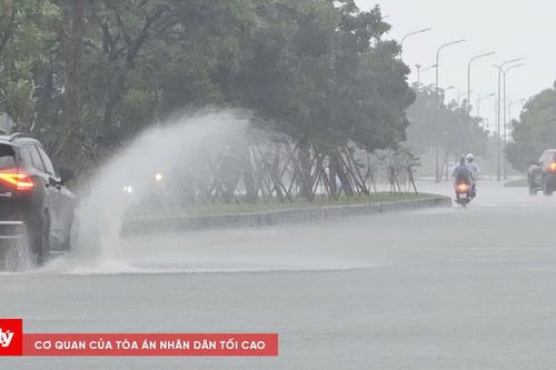 Mưa lớn từ Huế đến Quảng Ngãi, biển động mạnh