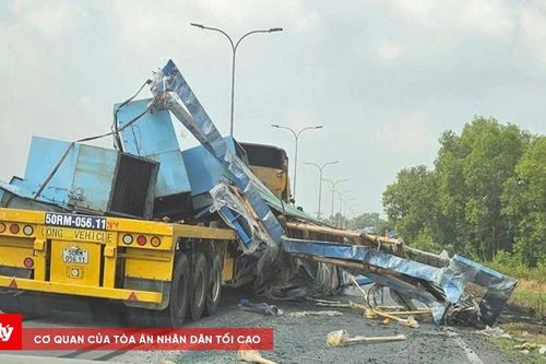 Container gặp sự cố, hàng hóa rơi vãi khắp đường