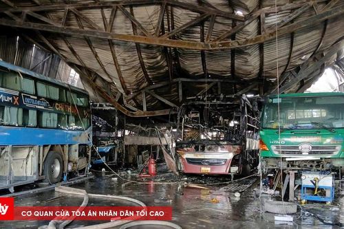 Clip hiện trường cháy nhiều xe giường nằm và xe tải ở garage