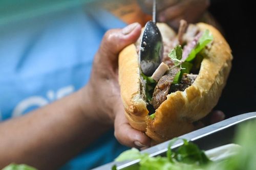 Dứt áo rời phố lớn, chủ quán bánh mì tiết kiệm 30 triệu đồng mỗi tháng