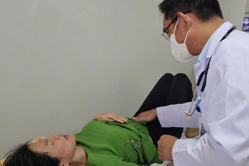 Hàng chục người cấp cứu nghi ngộ độc sau khi ăn bánh mì ở TPHCM